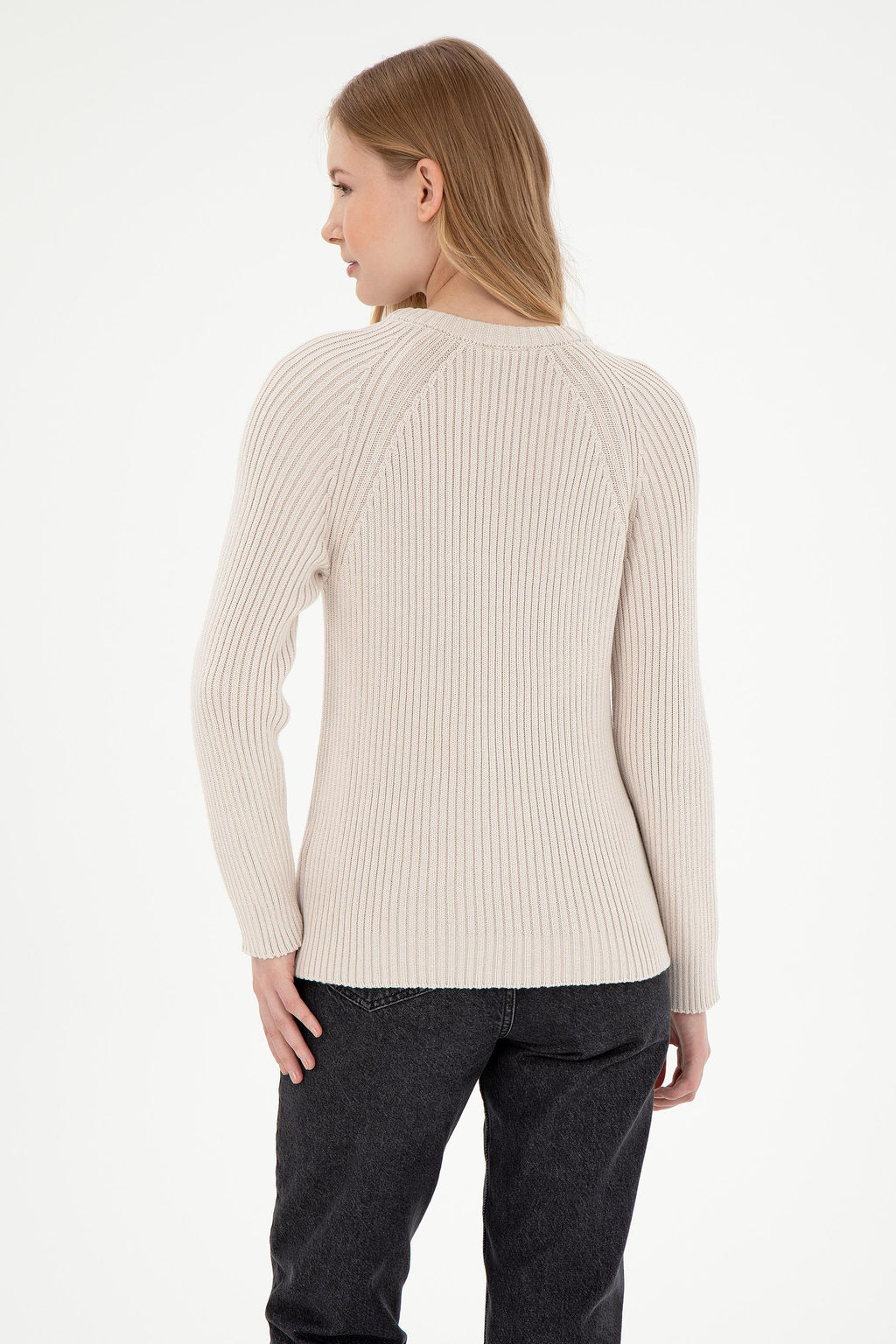 Женский кремовый свитер с круглым вырезом Неожиданная скидка в корзине