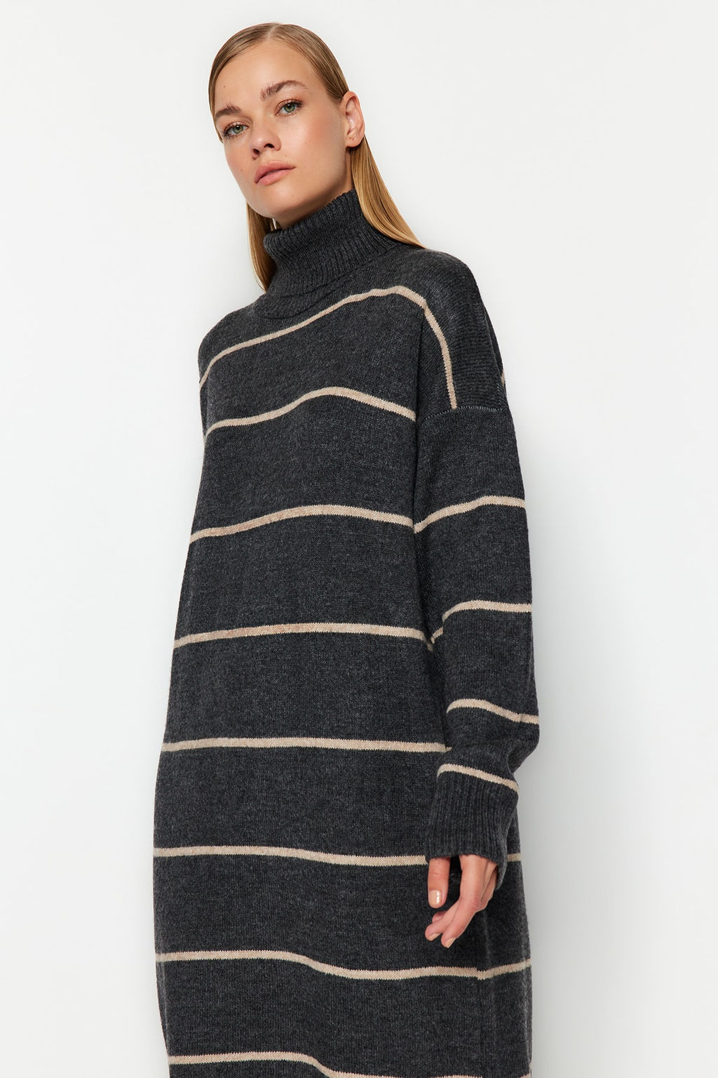 TRENDYOLMILLA Tas Maxi Triko Genis Kal?p Yumusak Dokulu Elbise TWOAW24EL00056  фото 17