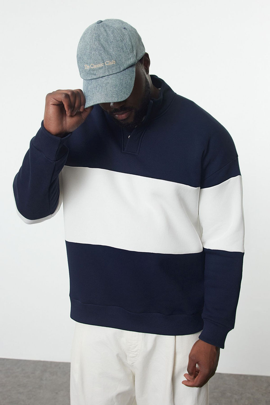 TRENDYOL MAN Lacivert Oversize/Genis Kesim Dik Yaka Renk Bloklu Ici Polar Buyuk Beden Sweatshirt TMNAW25AO00033