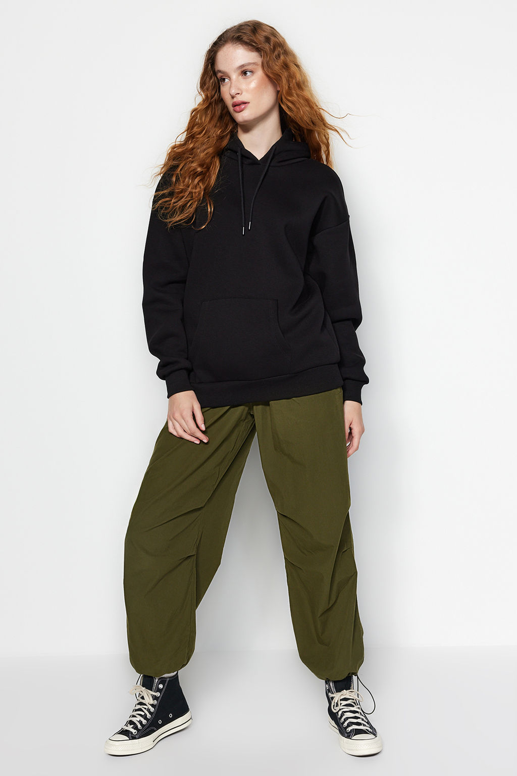 Siyah Kal?n Ici Polarl? Oversize/Genis Kal?p Kapusonlu Basic Orme Sweatshirt TWOAW24SW00103