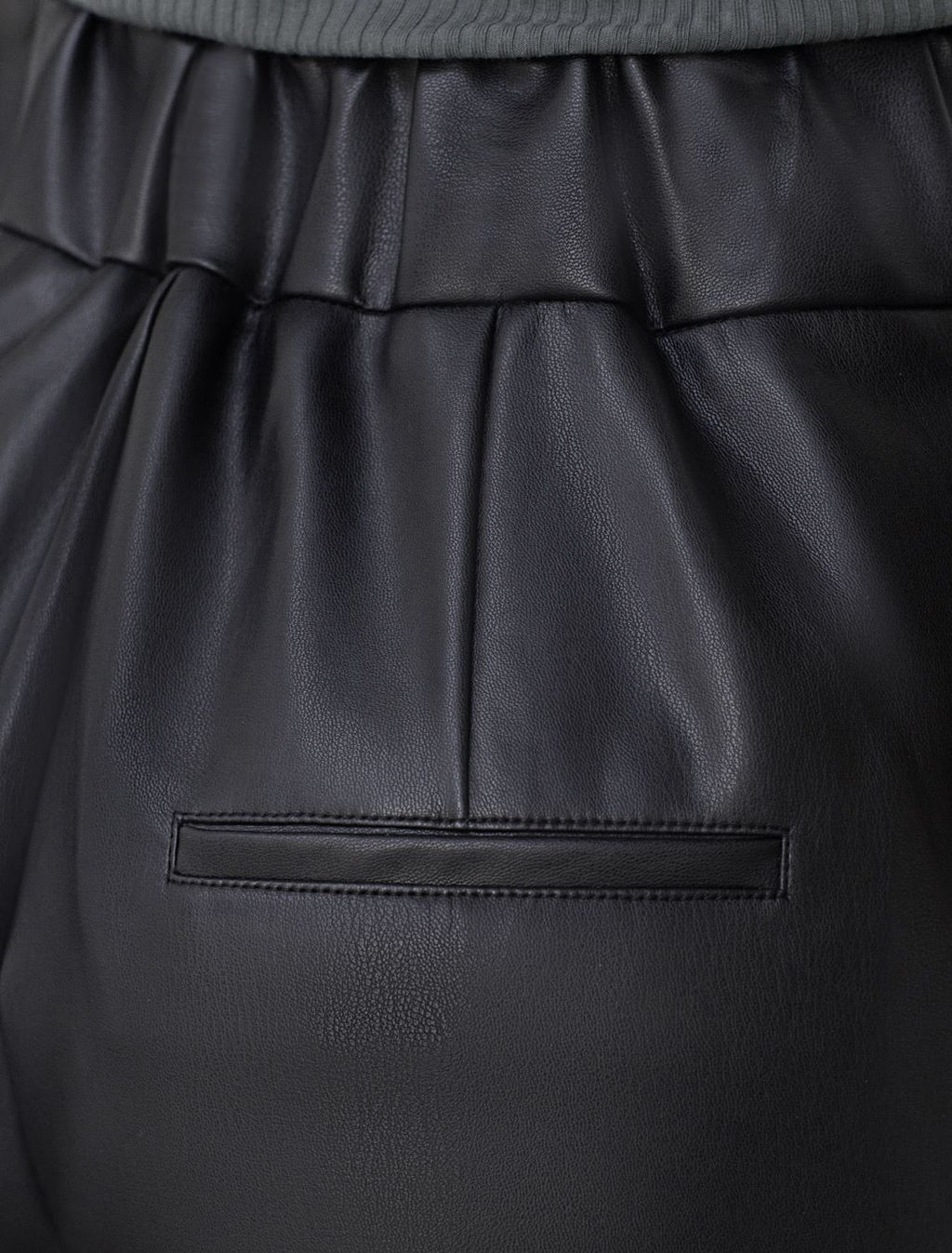 Широкие кожаные брюки-трубы с поясом - Vilatte фото 3