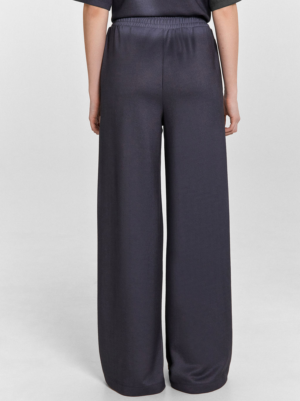 Комплект женский графитовый: брюки и футболка графит 192532