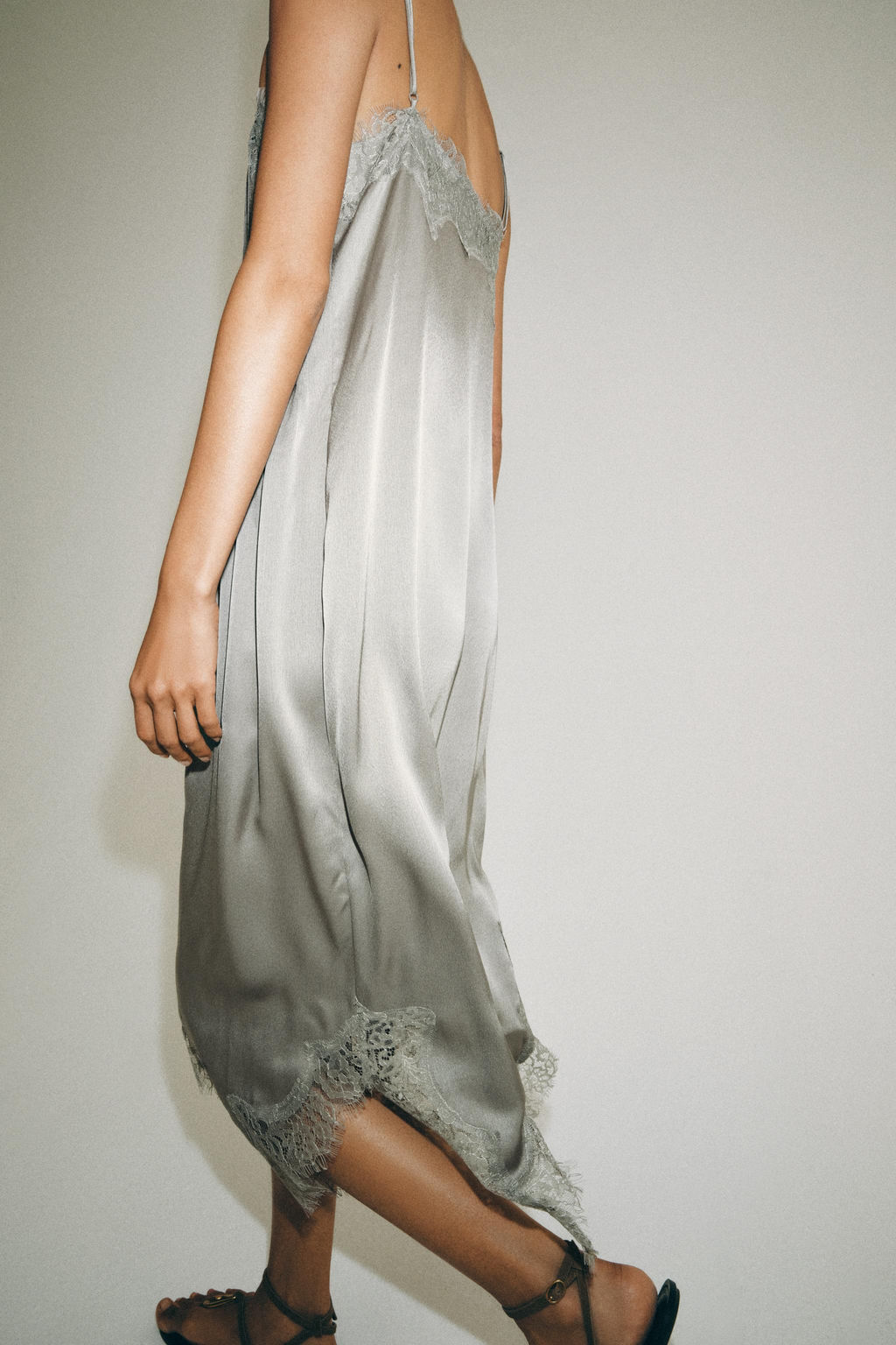 VESTIDO MIDI ENCAJE ZW COLLECTION / Gris medio - Zara фото 4