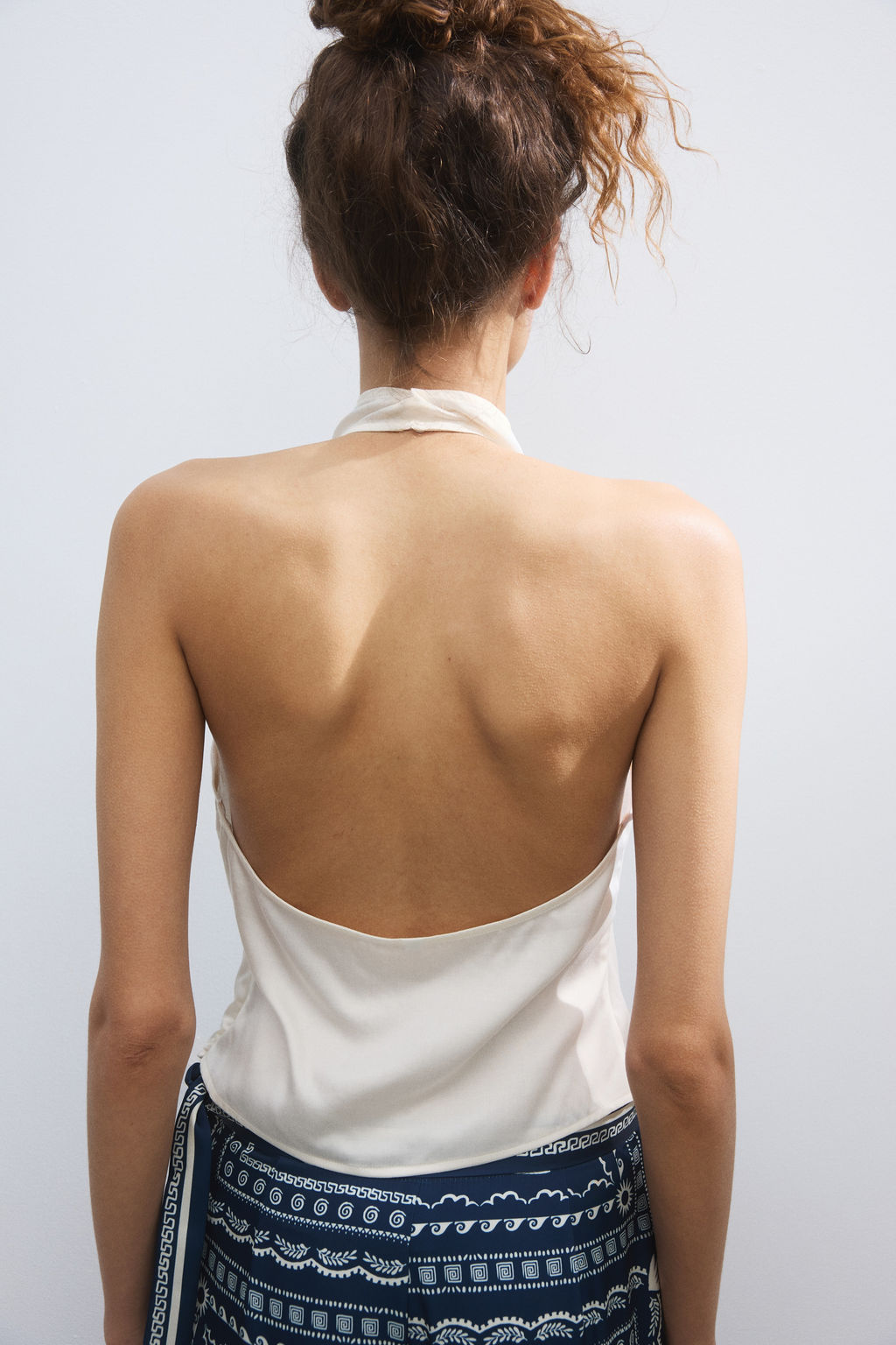 Top asim?trico con escote halter - H&m фото 4