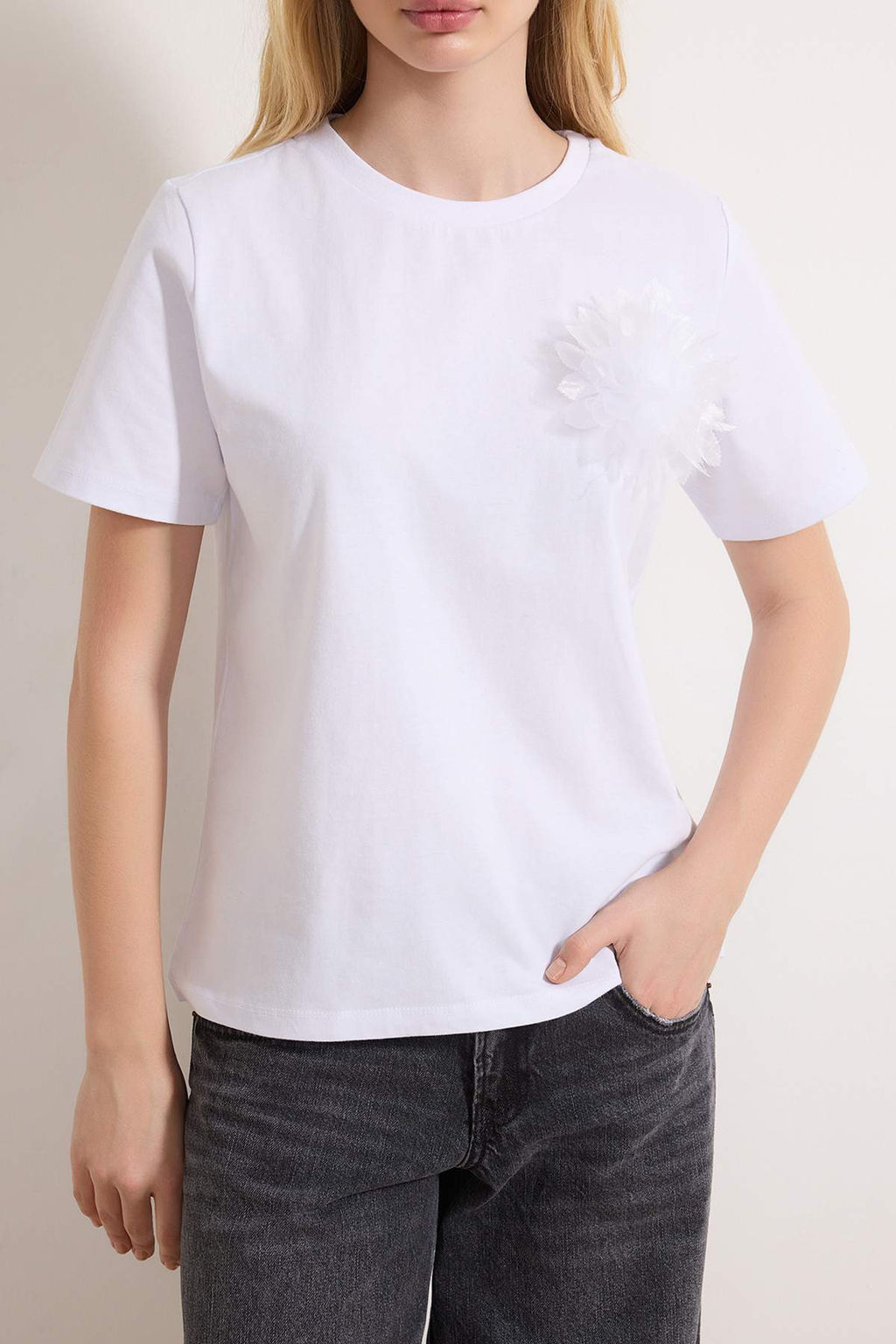 Ekru Regular/Normal Kal?p K?sa Kollu Aksesuar Detayl? Tok %100 Pamuk Orme T-shirt TWOSS26TS00053 - Trendyolmilla фото 3