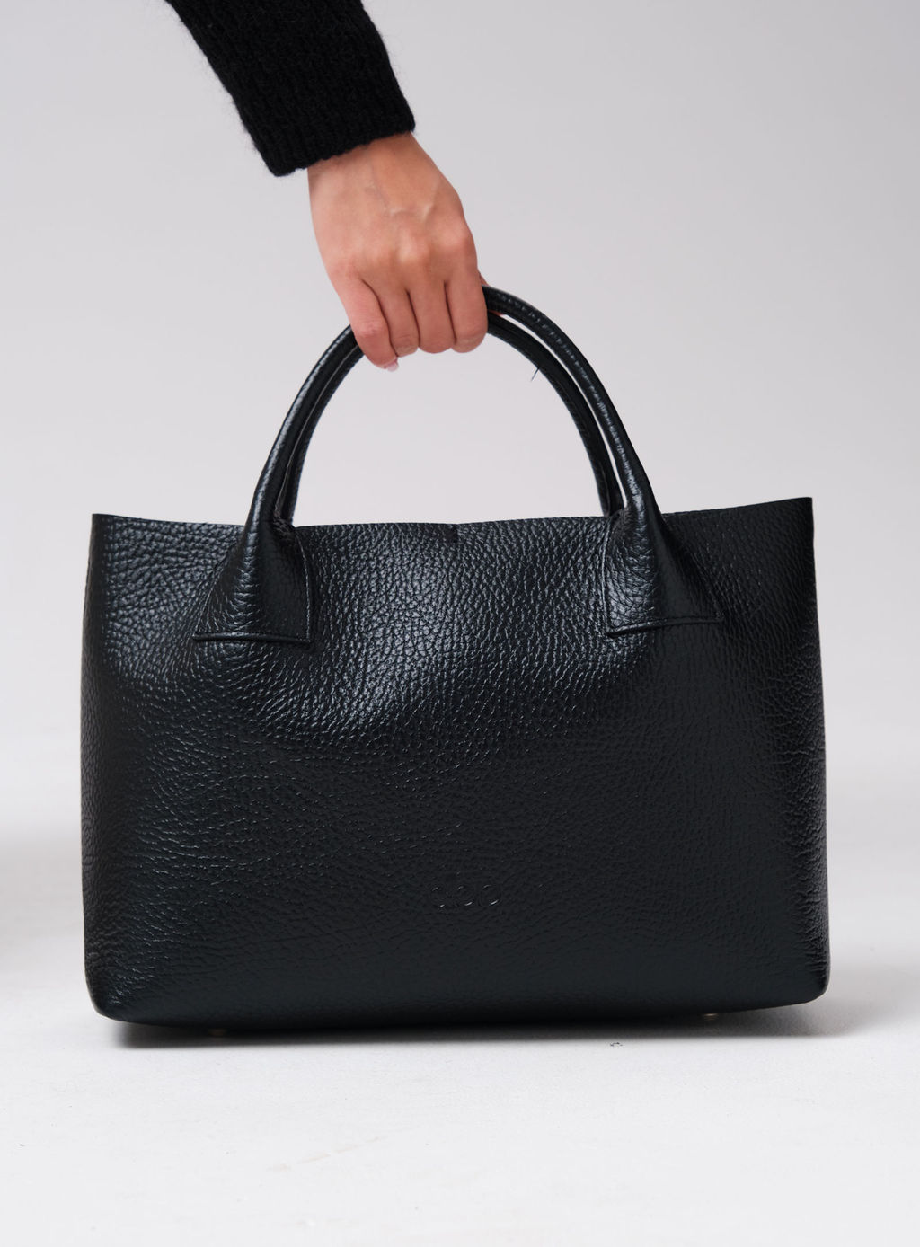 Кожаная сумка Iris DBR 31372 черный соло