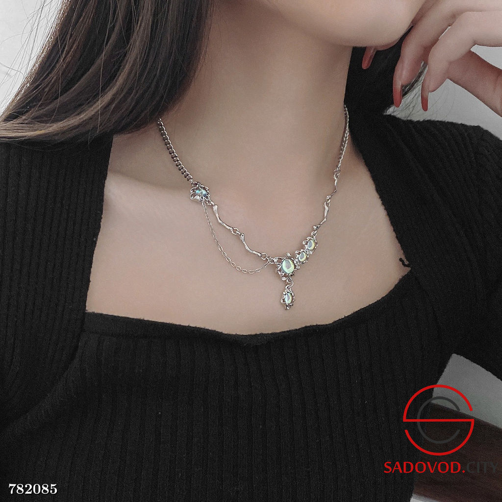 Женская цепочка с кулоном