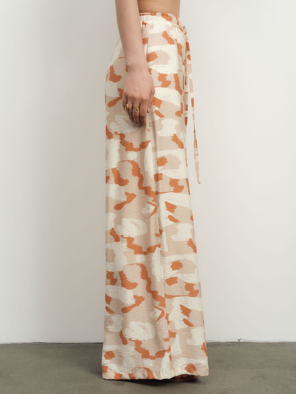 Брюки из вискозы 10367 серые с принтом