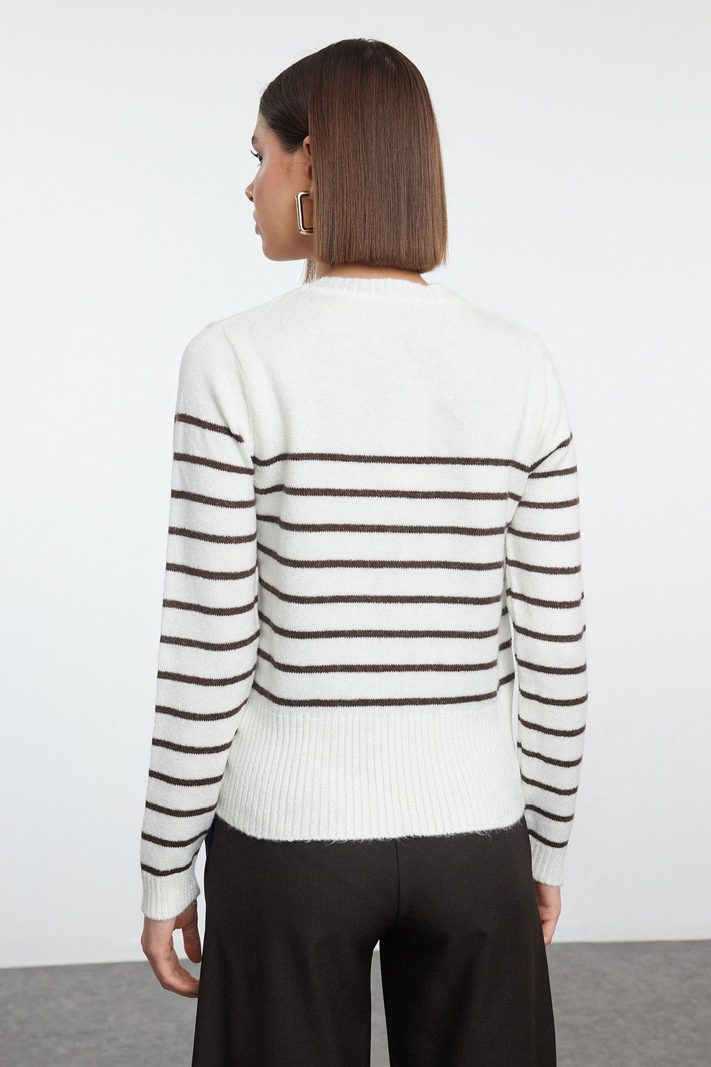 TRENDYOLMILLA Ekru Yumusak Dokulu Bisiklet Yaka Ceket Gorunumlu Triko H?rka TWOAW25HI00245  фото 5