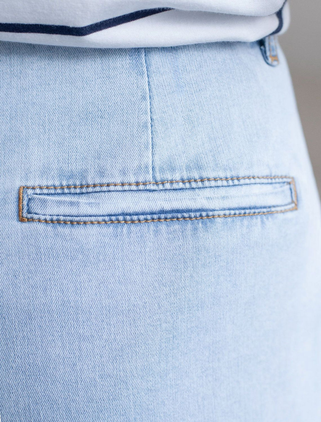 Широкие джинсы с защипами из облегченного денима