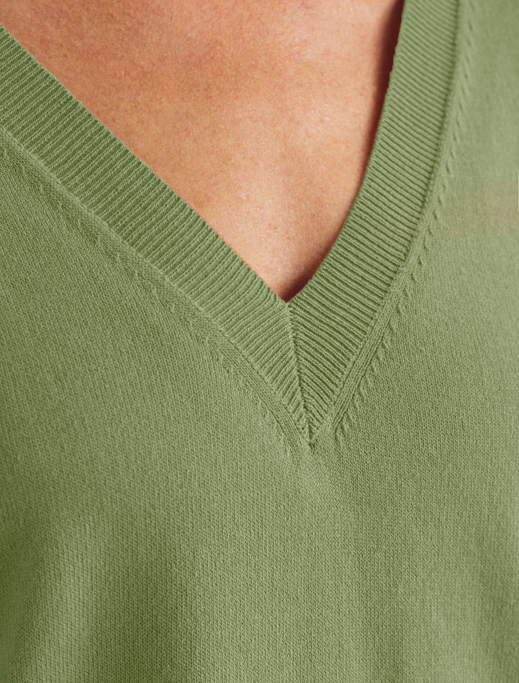 D39.355 Джемпер женский зеленый