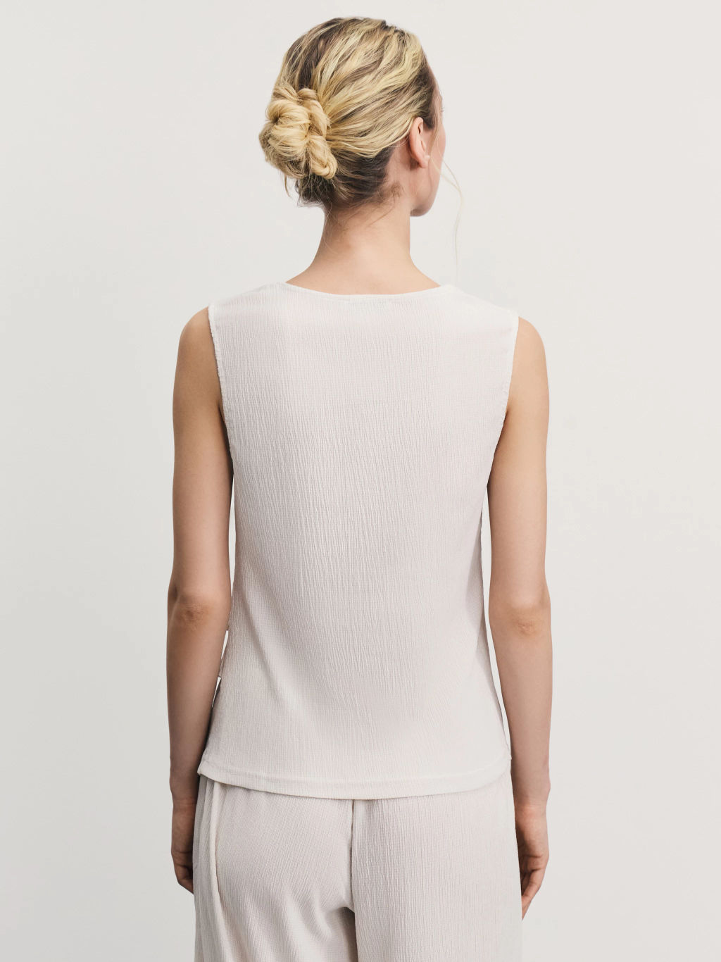 Топ из фактурной ткани с декоративной сборкой / Zarina  фото 5