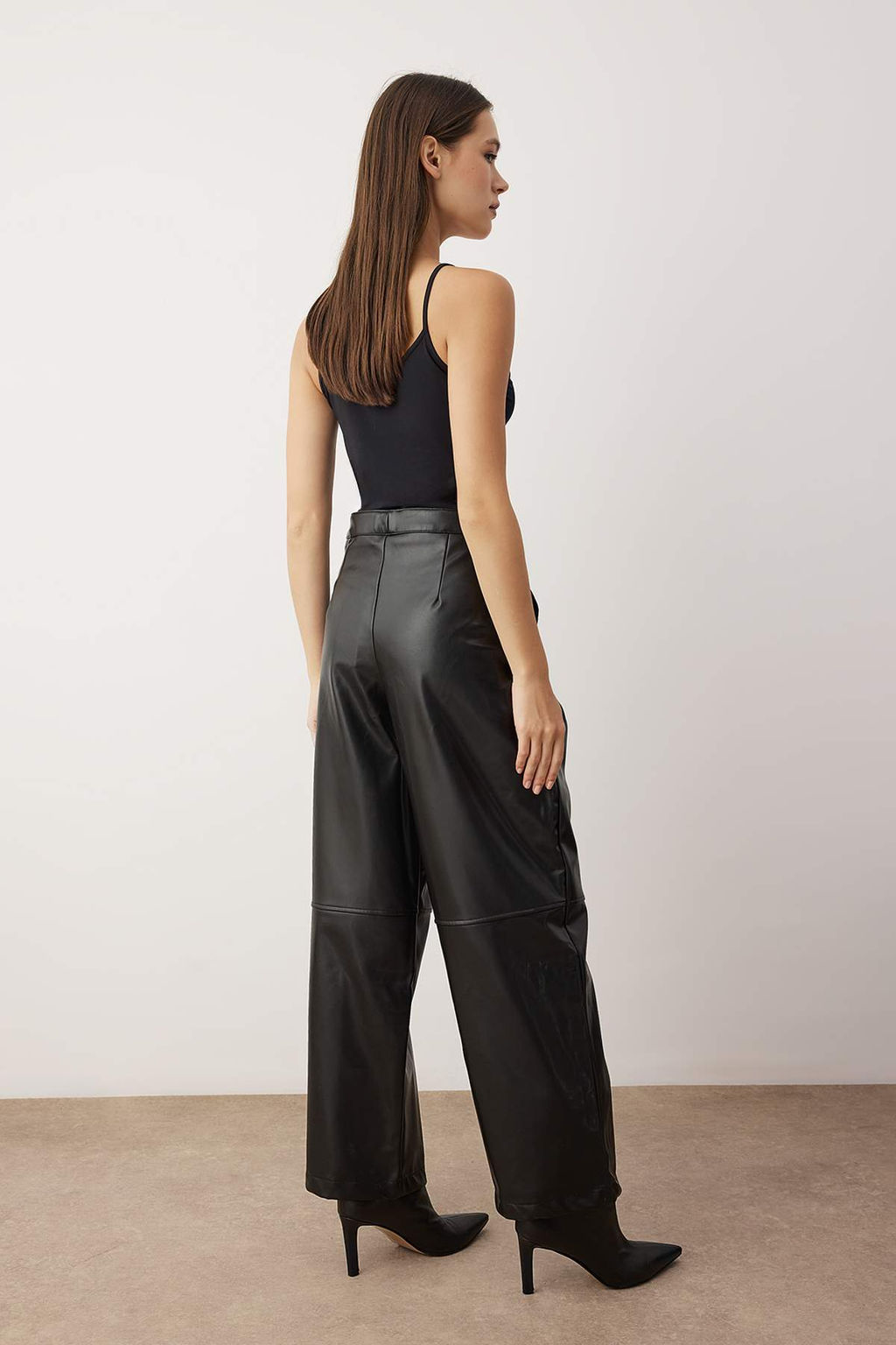 Siyah Suni Deri Barrel Kal?p Pantolon TWOAW26PL00070 - Trendyolmilla фото 4
