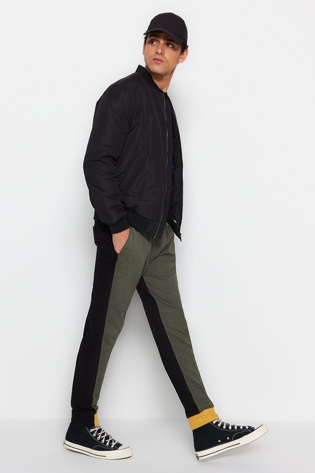 TRENDYOL MAN Haki Regular/Normal Kesim Panelli Lastik Pacal? Esofman Alt? TMNAW22EA0529