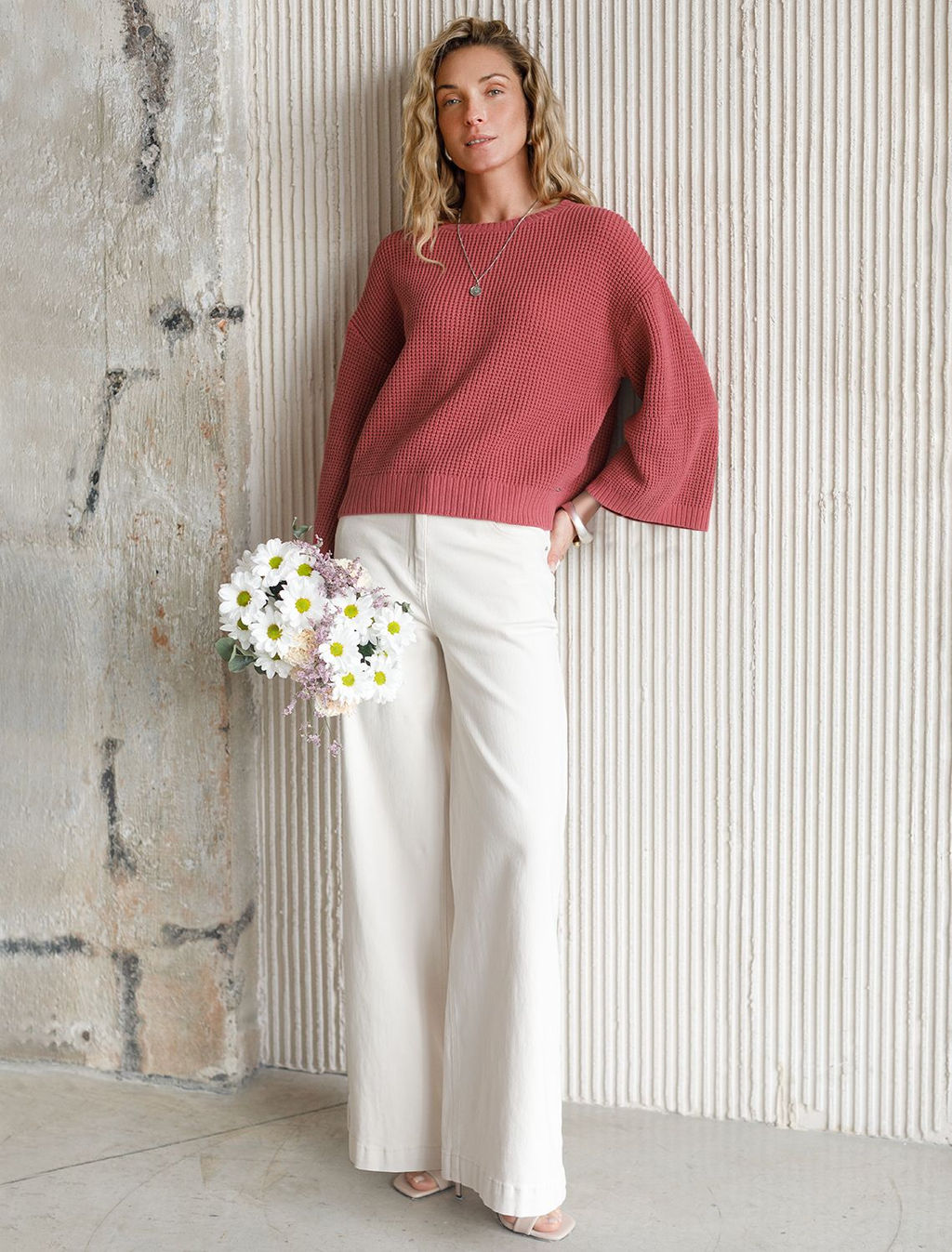 Укороченный джемпер с широкими рукавами рельефной вязки из хлопка с акрилом