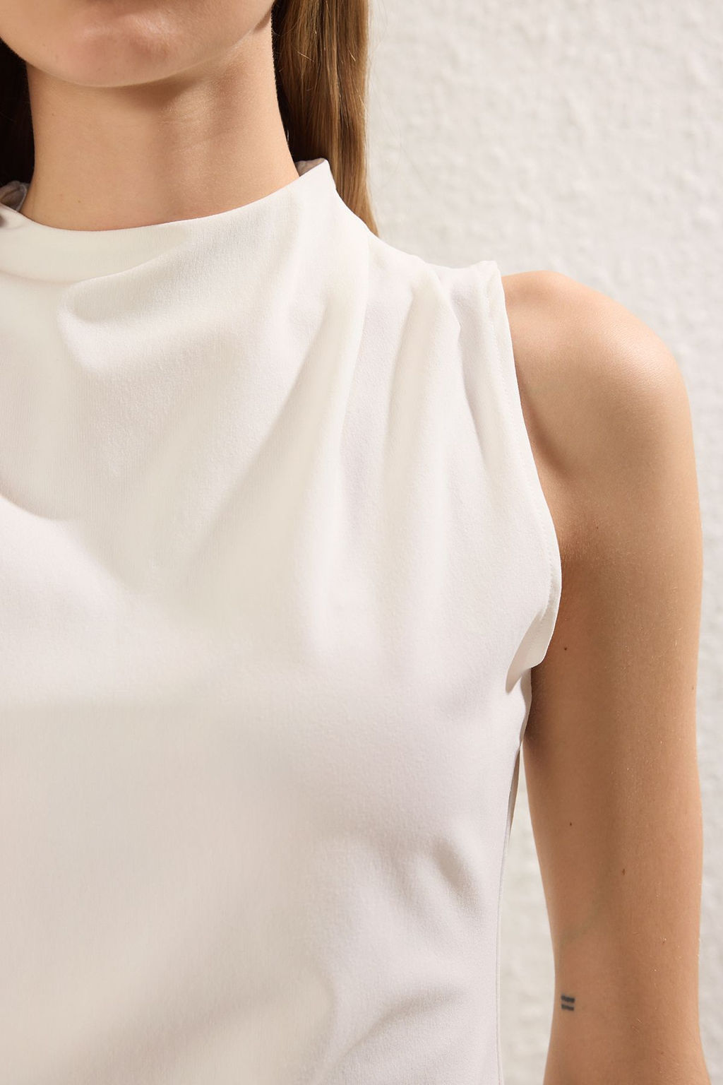 Ekru Buzgu/Drape Detayl? Fitted/Vucuda Oturan Asimetrik Orme Bluz TWOSS25BZ00388