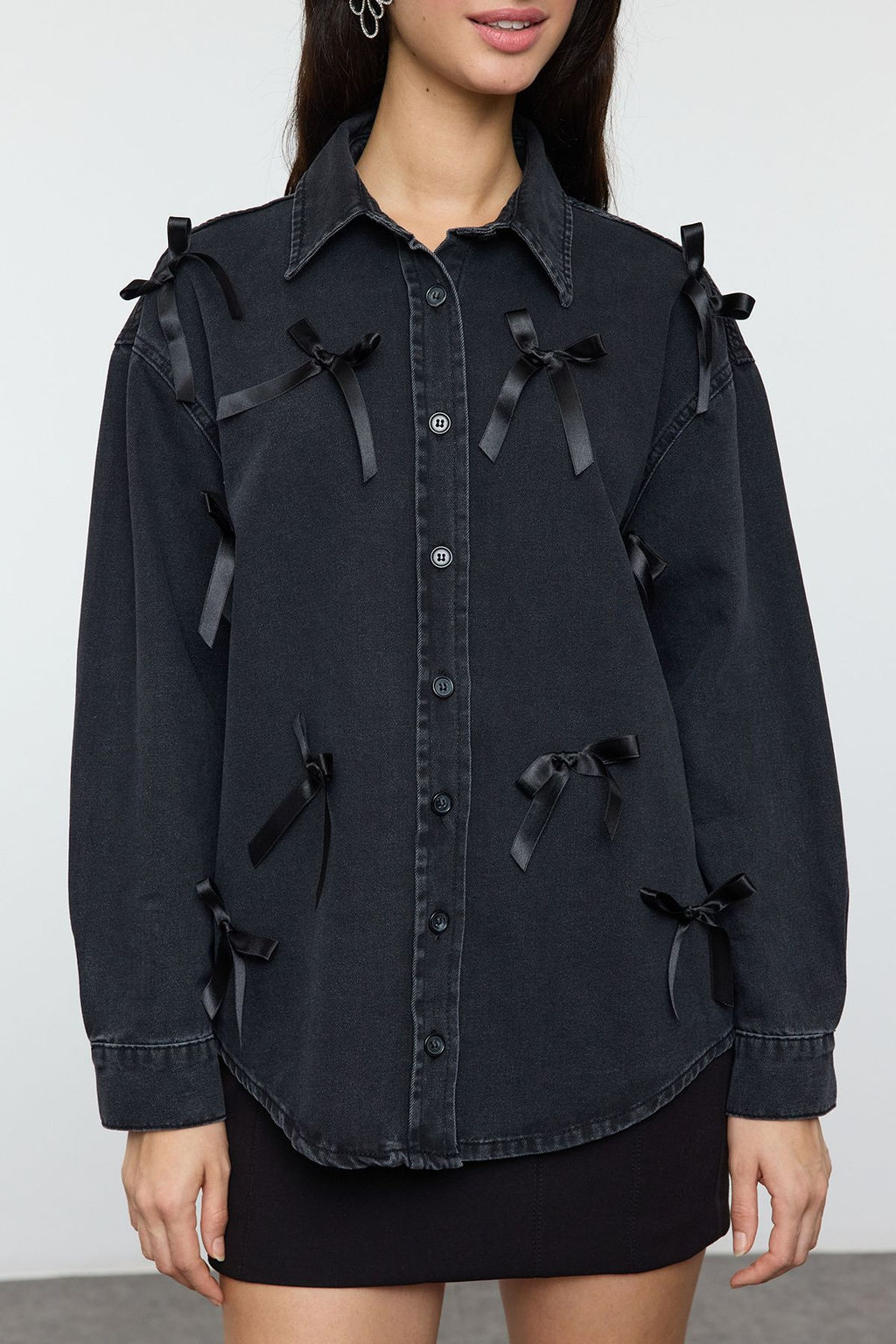 TRENDYOLMILLA Siyah Fiyonk/Kurdele Detayl? Denim Oversize Gomlek TWOSS25GO00002  фото 3