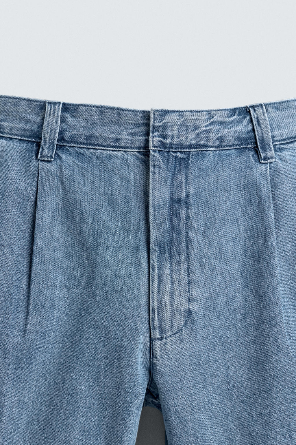 BERMUDA DENIM  RELAXED FIT PLIEGUES / Azul claro