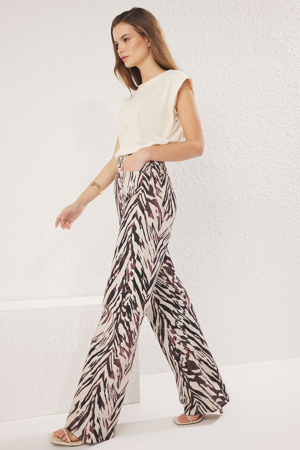 TRENDYOLMILLA Cok Renkli Leopar Desenli Kahverengi Yuksek Bel Wide Leg Jeans TWOAW25JE00309  фото 6