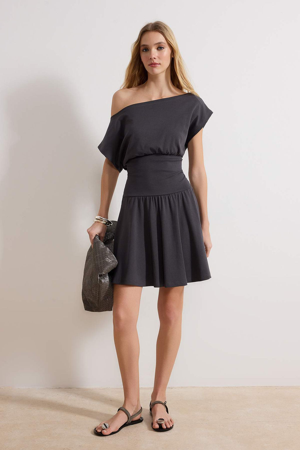 Antrasit Belden Ac?lan Asimetrik Yaka K?sa Kollu Mini Pamuk Ribana Orme Elbise TWOSS26EL00210