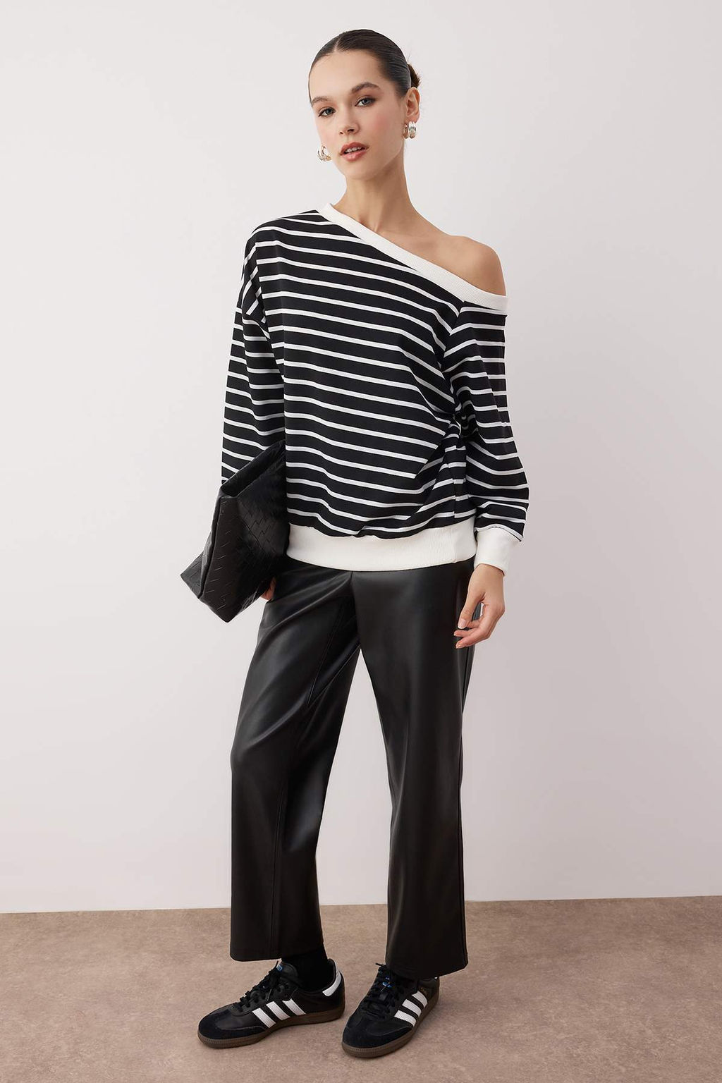 Siyah Cizgili Ac?k Omuzlu Oversize/Genis Kal?p Ince Orme Sweatshirt TWOAW26SW00169 - Trendyolmilla фото 2