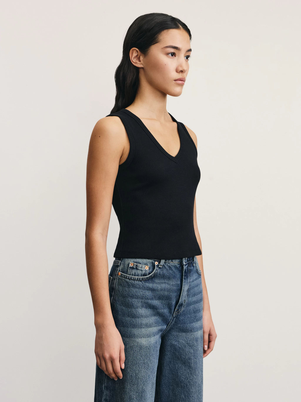 Укороченный топ в рубчик с V-образным вырезом / Zarina  фото 4