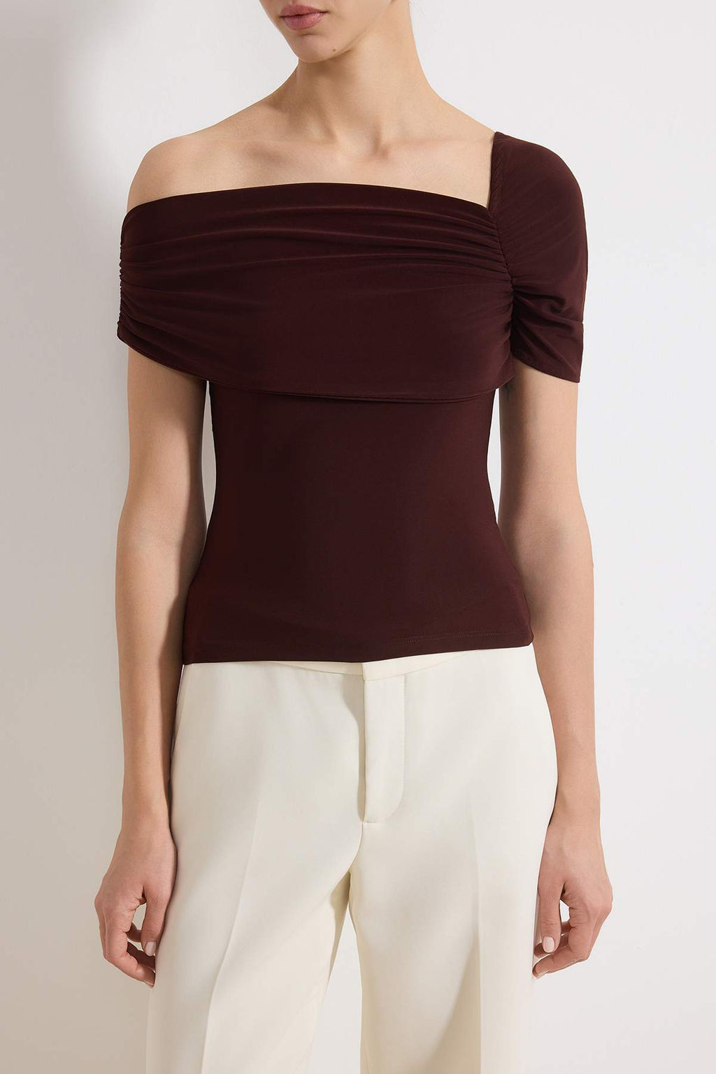 Kahverengi Slim Asimetrik Yaka Tek Kol K?sa Kollu Buzgulu Esnek Orme Bluz TWOSS26BZ00169