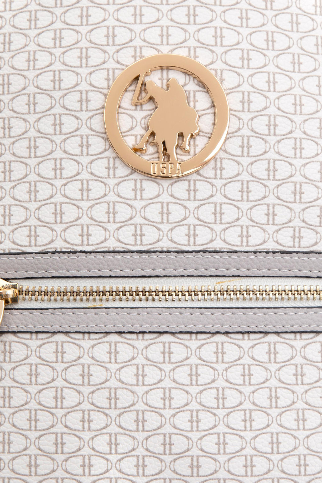 Женский белый рюкзак Неожиданная скидка в корзине