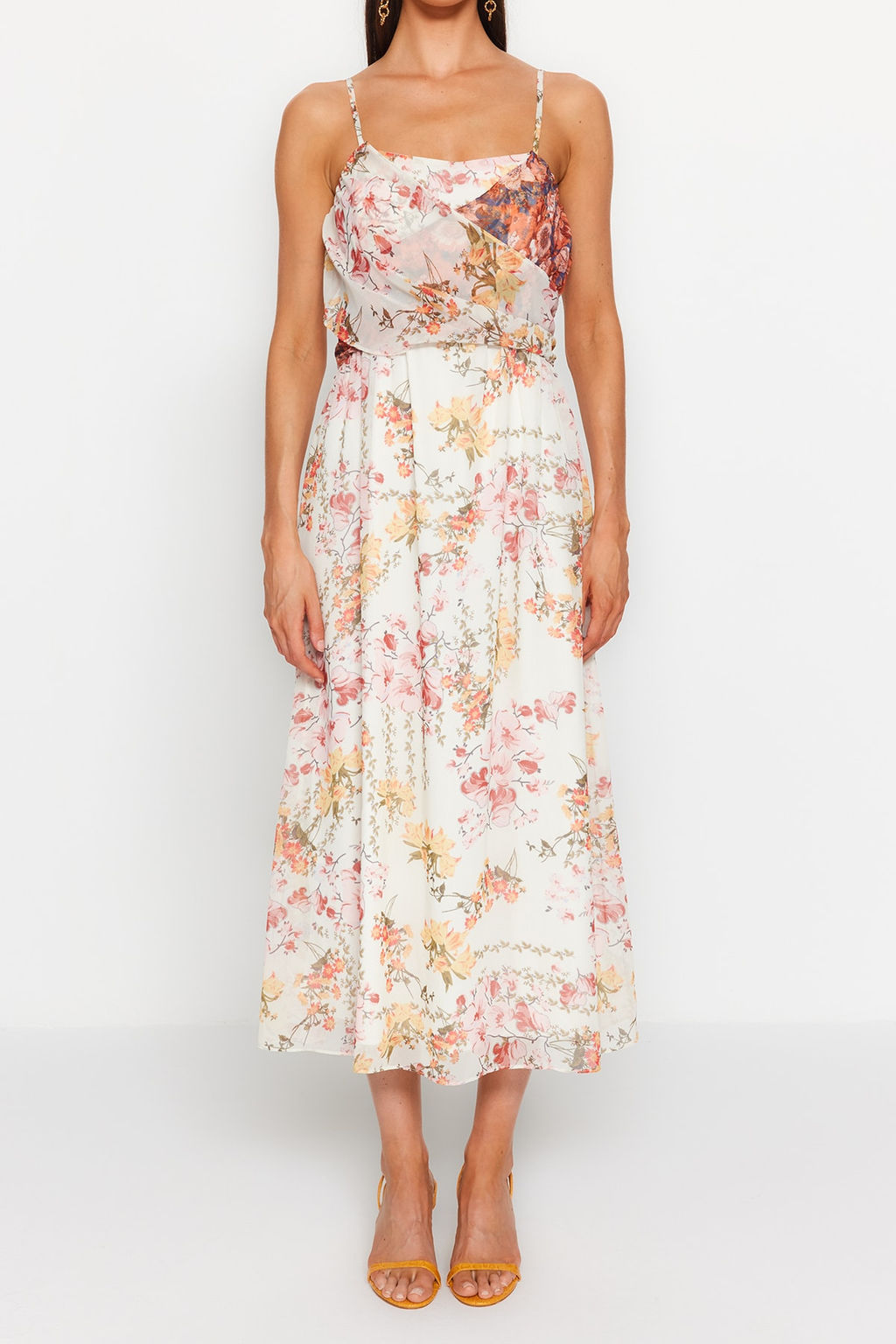Trendyolmilla Beyaz Cicek Desenli Belden Ac?lan Ask?l? Maxi Astarl? Sifon Dokuma Elbise TWOSS23EL02421