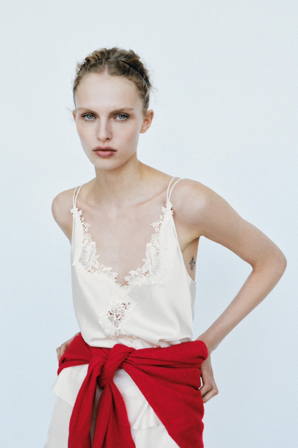 TOP SATINADO ENCAJE TIRAS CRUZADAS / Crudo - Zara фото 7