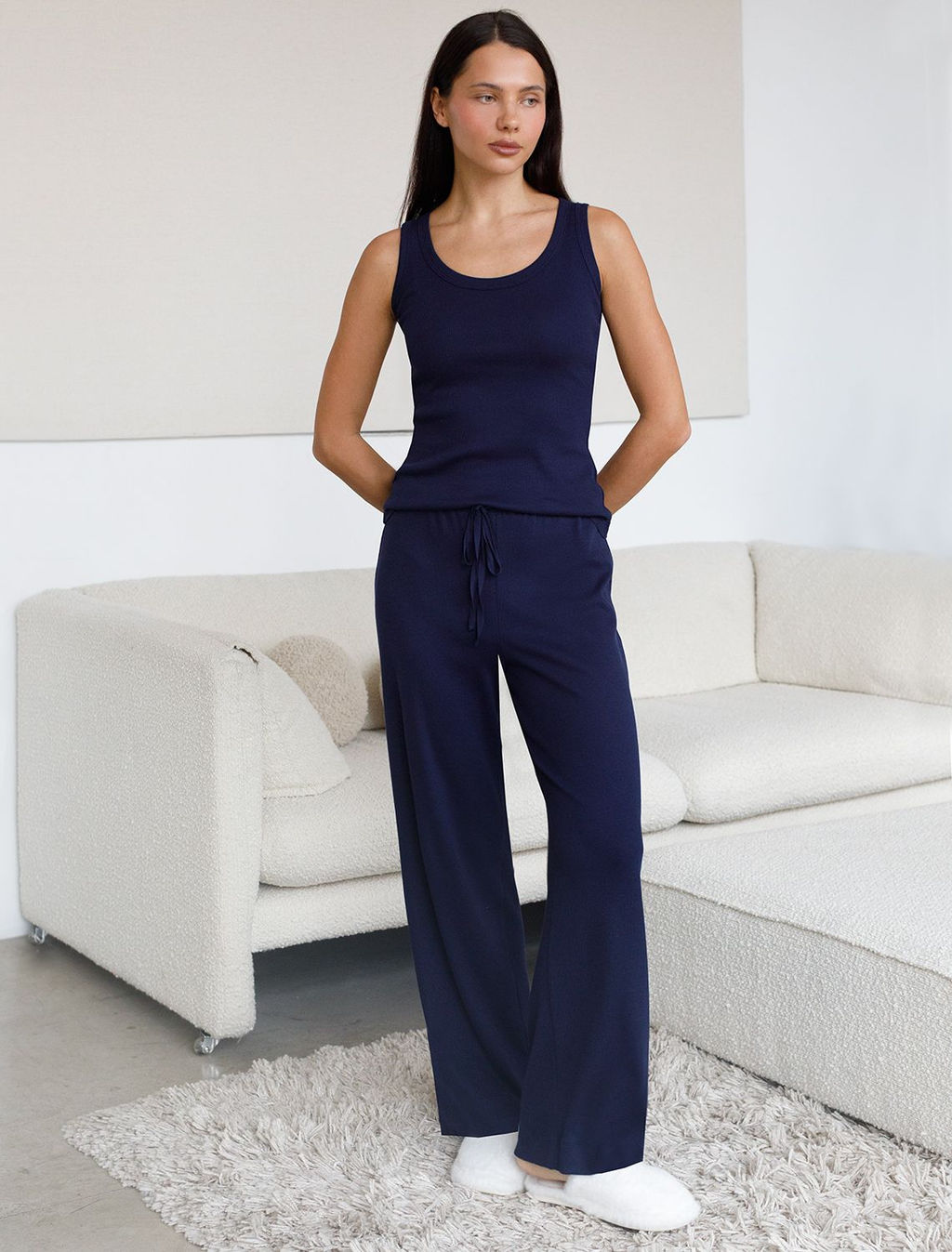 Прямые брюки с поясом на резинке из фактурного трикотажа в рубчик - Vilatte фото 5