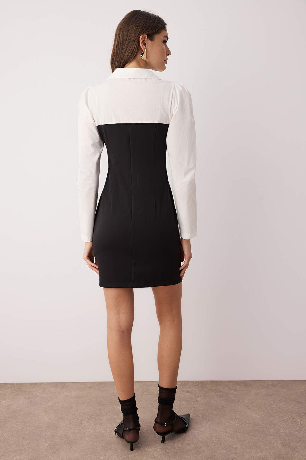 TRENDYOLMILLA Siyah Vucudu Saran Gomlek Yaka Mini Dokuma Elbise TWOAW23EL00611 фото 4