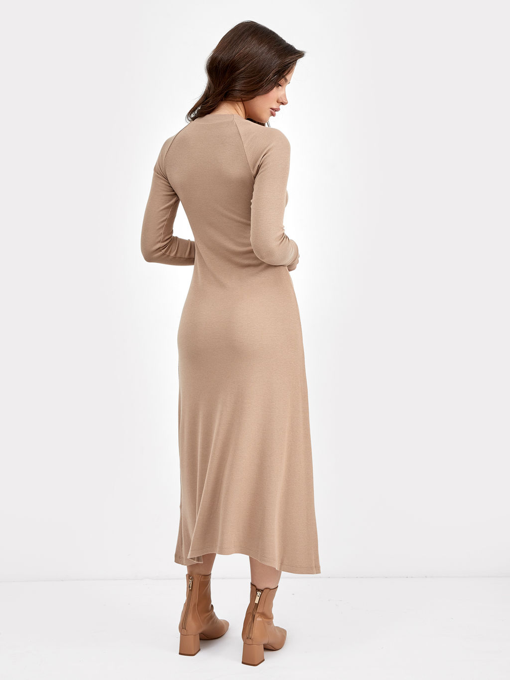 Однотонное платье в рубчик с длинными рукавами в бежевом цвете бежевый 152538 - Mark formelle фото 3
