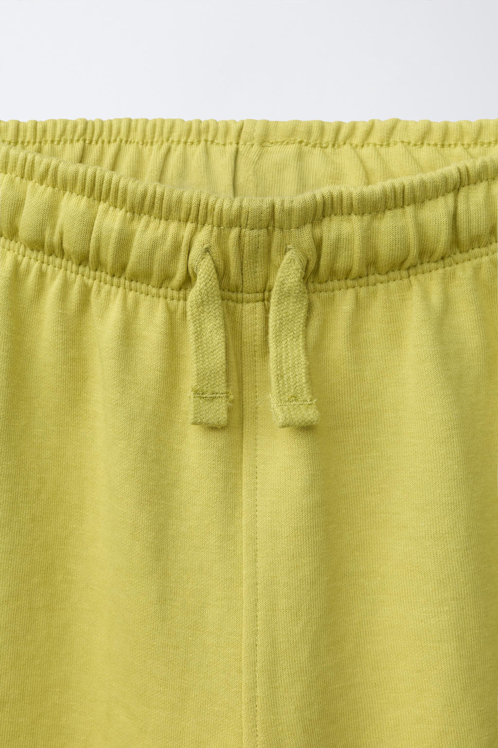 CONJUNTO CAMISETA Y BERMUDA INTERLOCK / Pistacho