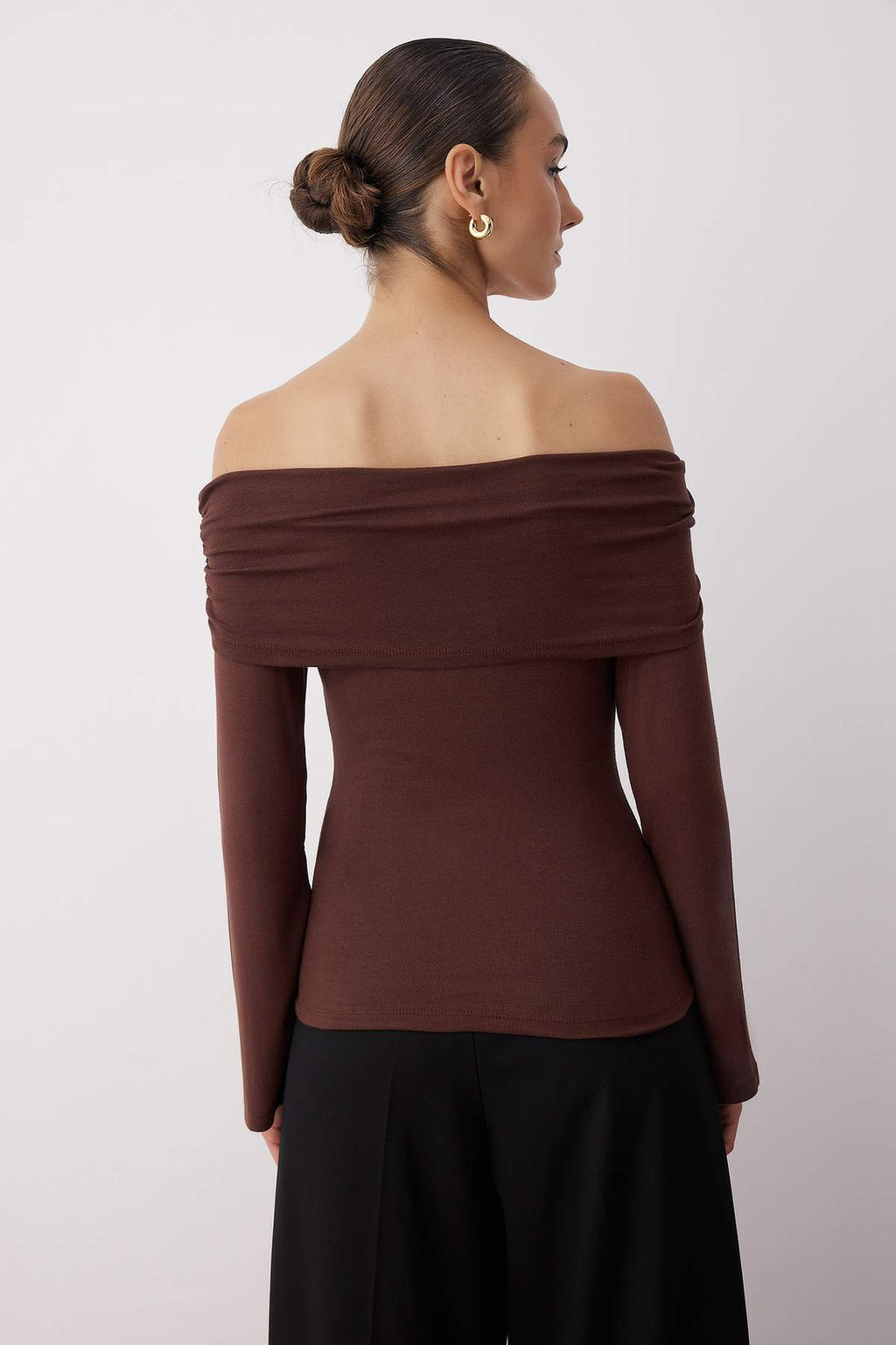Koyu Kahverengi Carmen Yaka Buzgu/Drape Detayl? Fitted/Vucuda Oturan Orme Bluz TWOAW26BZ00029