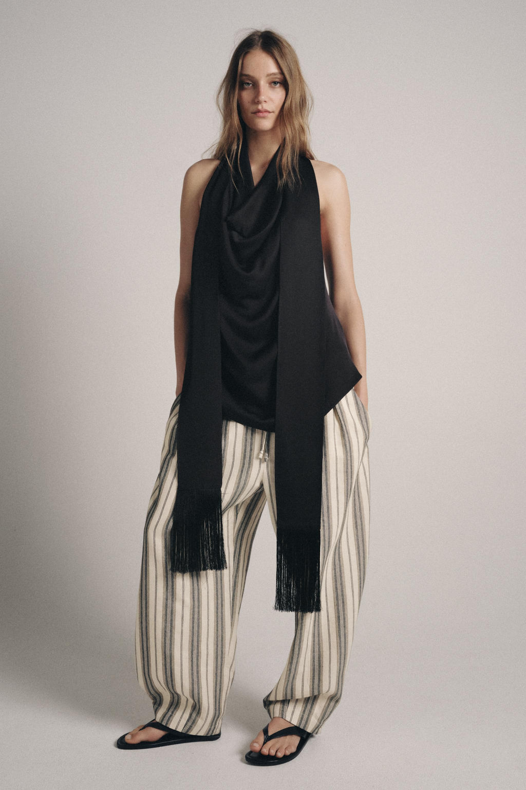 TOP HALTER PA?UELO FLECOS ZW COLLECTION / Negro - Zara фото 6