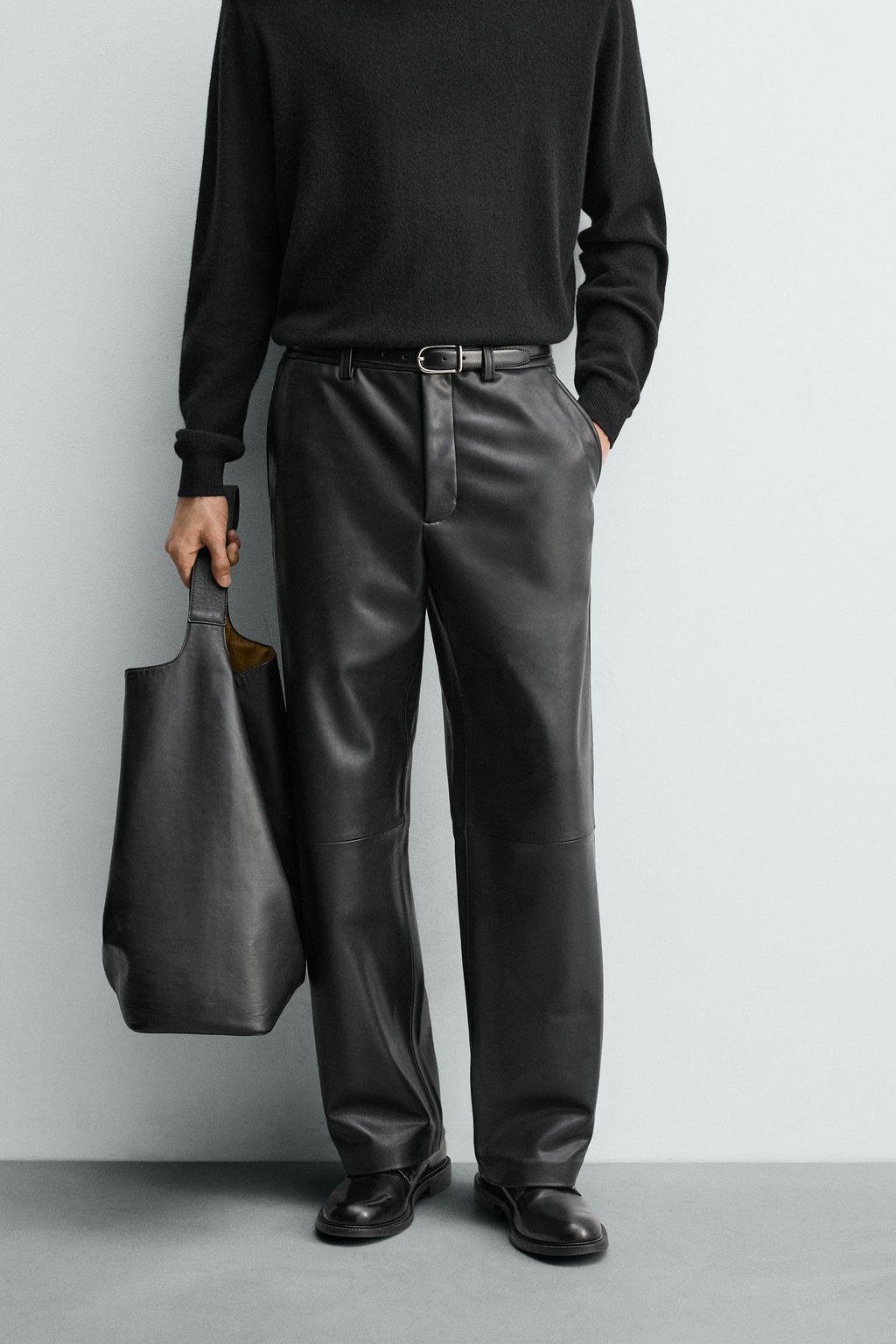 RELAXED FIT LEATHER EFFECT TROUSERS - Zara фото 12