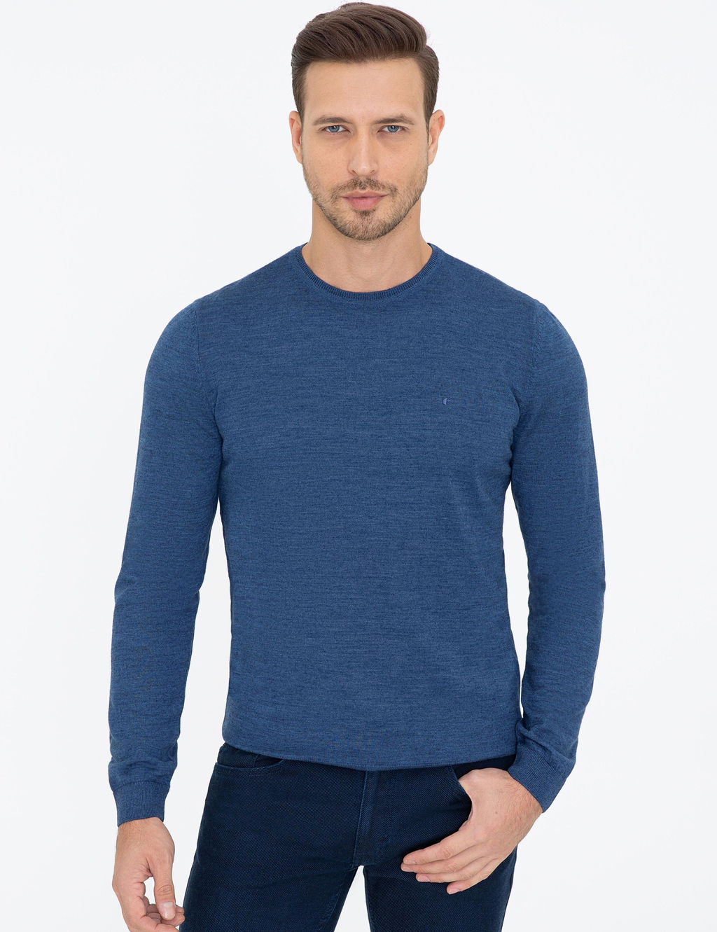 Базовый трикотажный свитер приталенного кроя цвета индиго с круглым вырезом