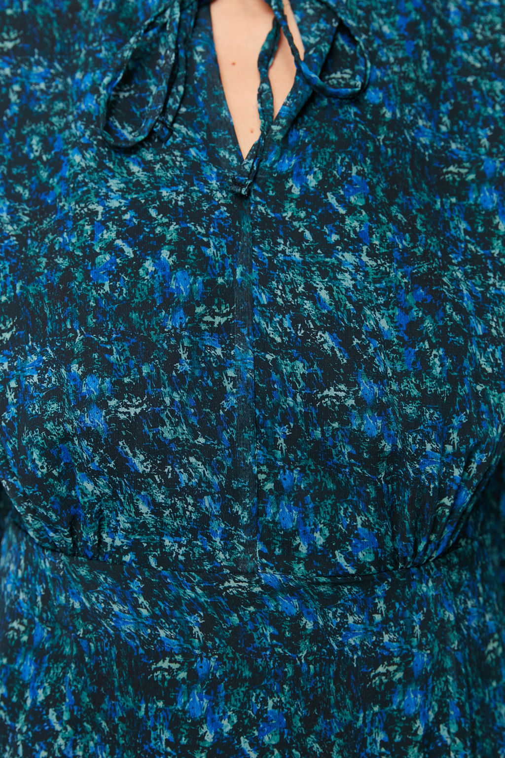 Trendyolmilla Yesil Desenli A Kesim Yakas? Baglamal? Astarl? Mini Dokuma K?sl?k Elbise TWOAW21EL1442 фото 5