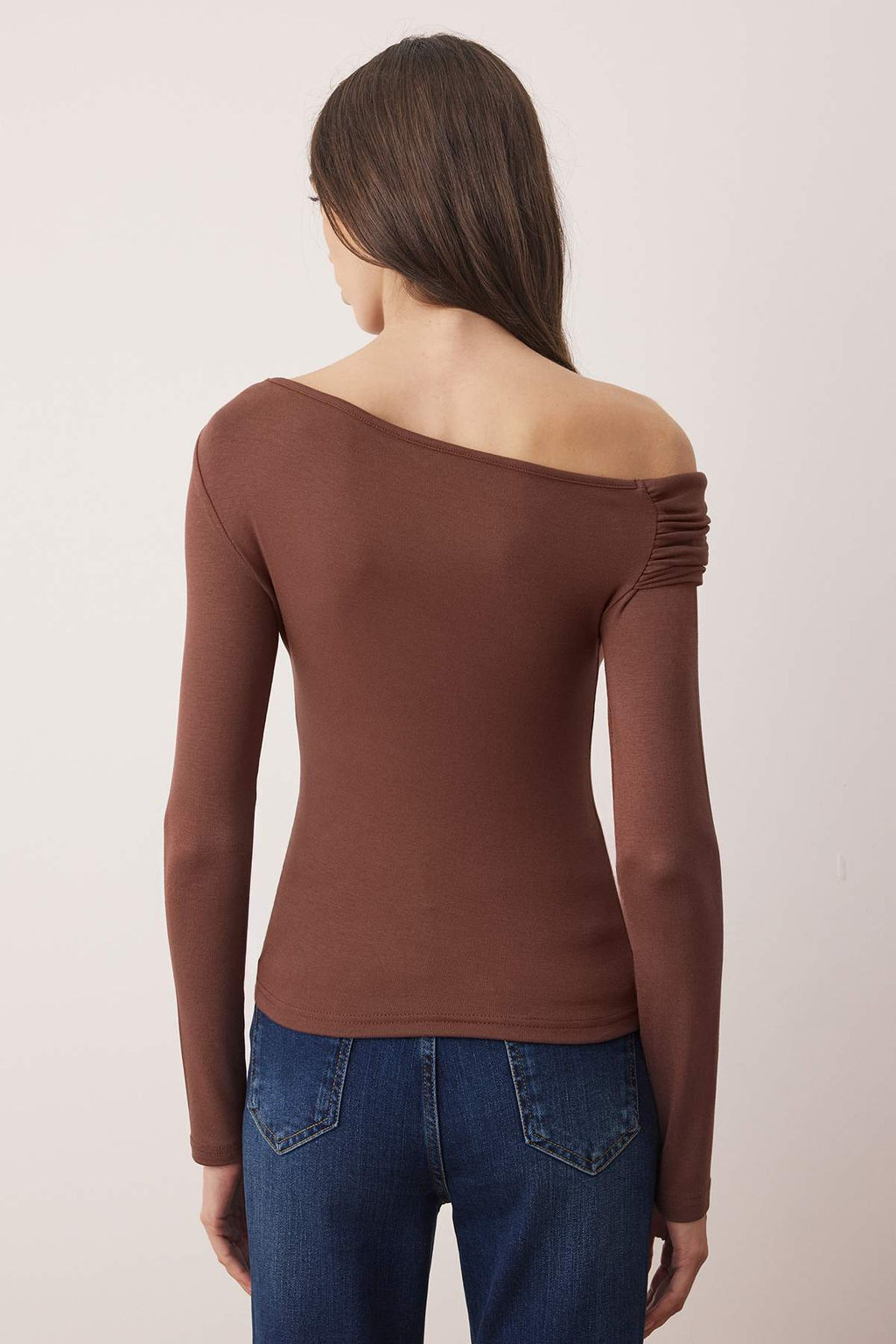 Kahverengi Asimetrik Yaka Fitted/Vucuda Oturan Orme Bluz TWOAW26BZ00099