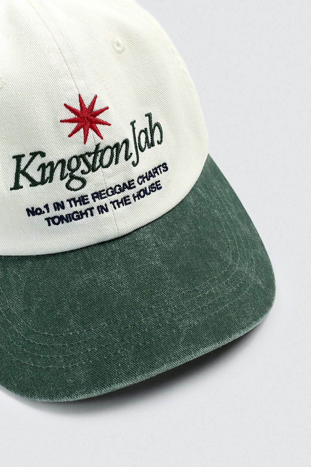 GORRA LAVADA TEXTO BORDADO CONTRASTE / Crudo