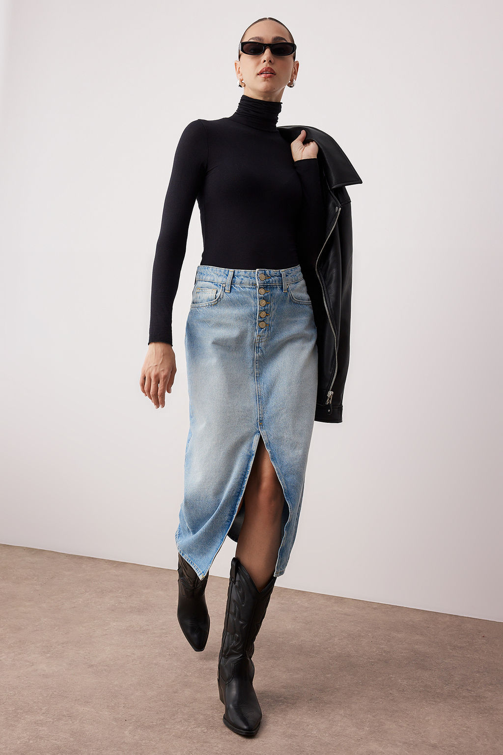 TRENDYOLMILLA Mavi Onden Dugmeli Y?rtmacl? Midi Denim Etek TWOAW24ET00063 фото 9