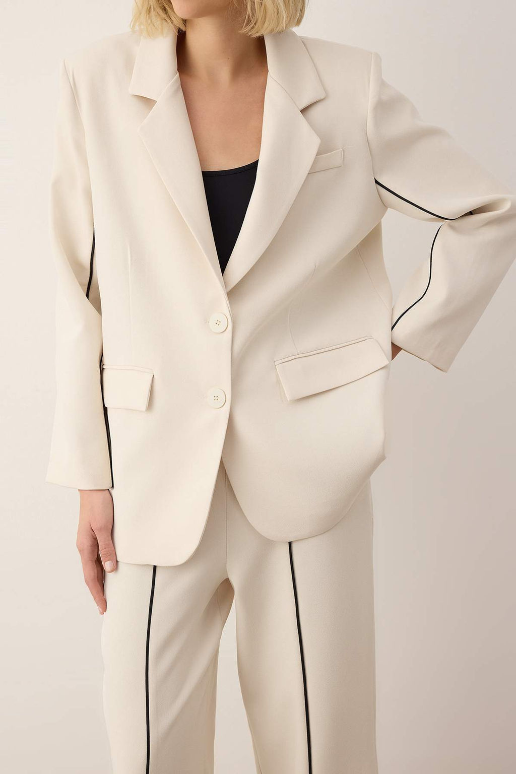 EXCLUSIVE Ozel Koleksiyon Ekru Biye Detayl? Oversize Blazer Ceket TWOAW26BC00053 - Trendyolmilla фото 4