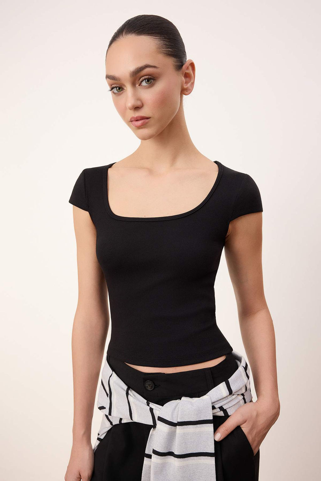 Siyah Fitted Kare Yaka K?sa Kollu Crop Fitilli Esnek Orme Bluz TWOSS26BZ00155 - Trendyolmilla фото 5