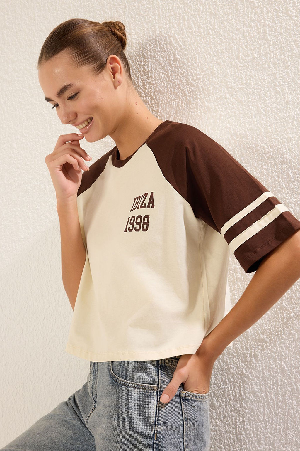 Tas %100 Kal?n Pamuklu Renk Bloklu Slogan Bask?l? Relaxed Crop Orme T-Shirt TWOSS25TS00067