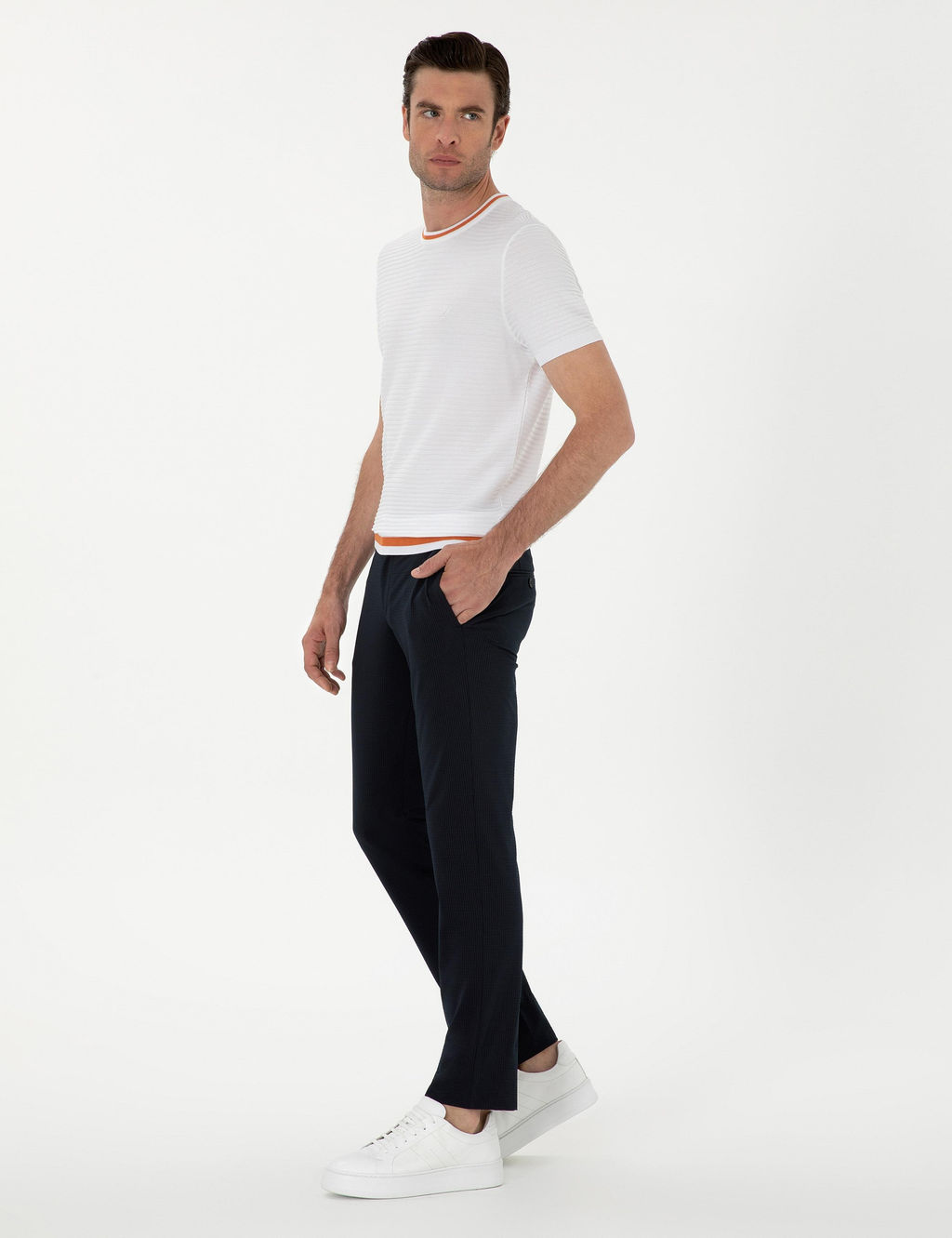 Белая приталенная трикотажная футболка с круглым вырезом - Cacharel фото 4