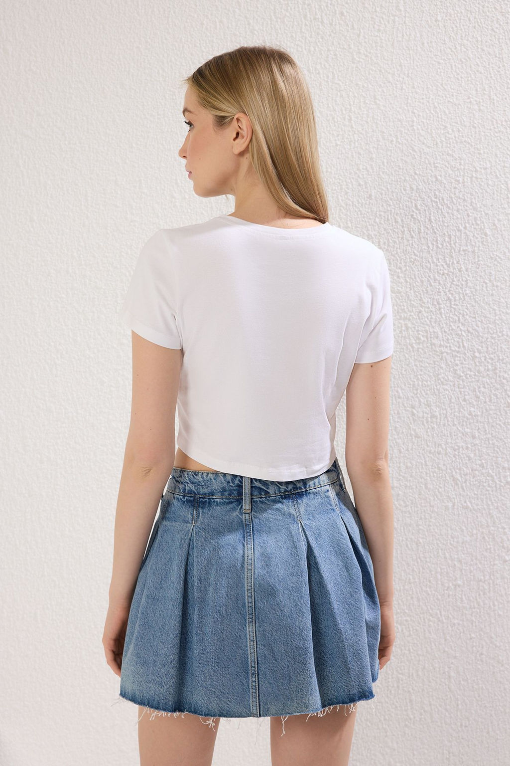 TRENDYOLMILLA Siyah Tas Bask?l? Basic Crop Bisiklet Yaka Pamuklu Esnek Orme T-Shirt TWOSS23TS00128 фото 4