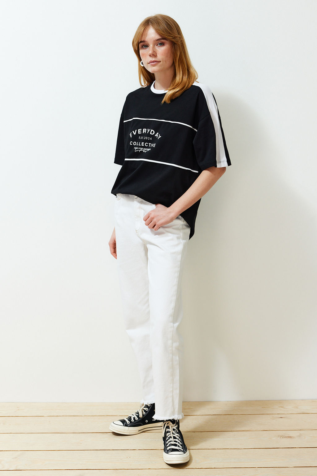 TRENDYOLMILLA Siyah %100 Pamuk Renk Bloklu Sloganl? Oversize/Genis Kal?p Orme T-Shirt TWOSS24TS00132 фото 3