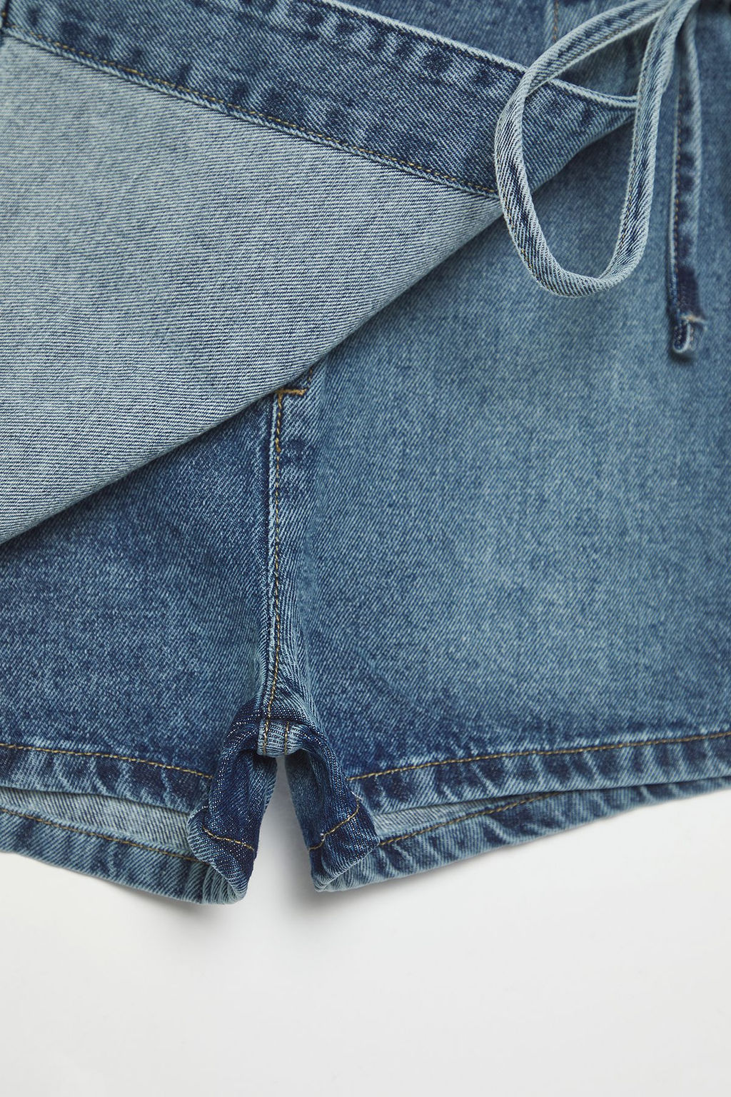 Trendyolmilla Mavi Kruvaze Baglama Detayl? Normal Bel Denim Sort Etek TWOSS25SR00182  фото 6