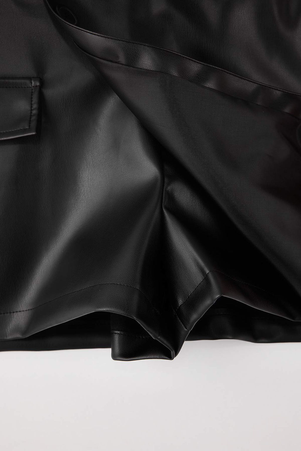 Siyah Suni Deri Mini Kruvaze Sort Etek TWOSS26SR00012